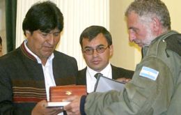 Pte. Morales receive a coffer with Falkland Islands soil from Argentine war veterans