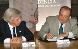 Minister Astori and Sec. to the Presidency Fernandez signs the TIFA between Uruguay and the USA