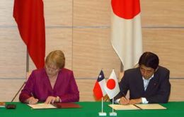 President  Bachelet and Japanese Prime Minister Shinzo Abe finalize a FTA