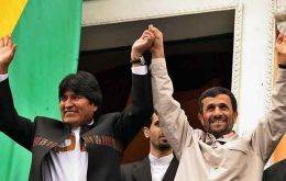 Pte. Morales receive Pte. Ahmadinejad in La Paz