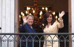 Pte. Michelle Bachelet with Argentine elected Pte. Cristina Fernández