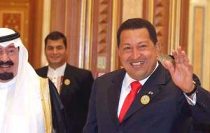 King Abdal&aacute; bin Abdelaziz with Pte. Chavez , behind (left) Ecuador Pte. Correa and Iran Pte. Ahmadinejad