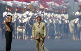 Lula reviews a military formation