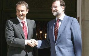 Rodriguez Zapatero shake hands with Mariano Rajoy