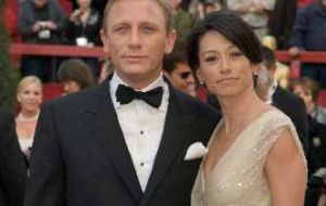 007 Craig and his wife