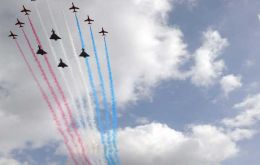 Royal Air Force Red Arrows flew with 4 Typhoon aircraft along the River Thames<br>Photo MoD
