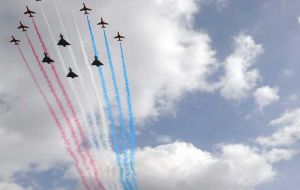 Royal Air Force Red Arrows flew with 4 Typhoon aircraft along the River Thames<br>Photo MoD