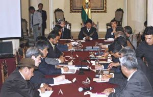 Pte. Morales (center) in a meeting with the Governors