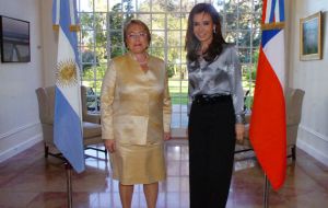 Pte. Michelle Bachelet is welcome by Pte. Cristina Fernandez in her residence