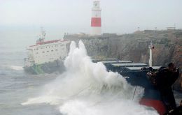 Fedra breaks in two in heavy seas