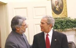 Pte. George W. Bush welcomes Pte. Fernando Lugo  to the Oval Office