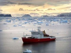 <i>HMS Endurance</i> down the ice