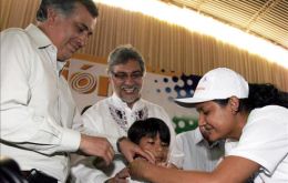 President Fernando Lugo (C)and  Bolivia’s Health Minister Ramiro Tapia (L) during the launched of Vaccination of the Americas campaign