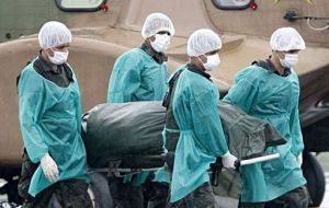 Brazilian Air Force personnel unload from a chopper the corpse of one of the passengers (Photo AFP)