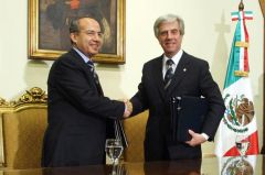 Presidents Calderon and Vazquez shake hands after signing bilateral agreements