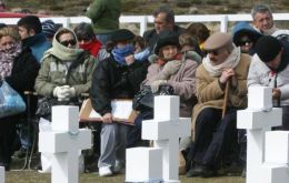 Almost 400 Argentine next of kin participated in the inauguration of the Memorial at the cemetery in Darwin.