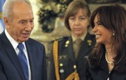Mrs. Kirchner and the Israeli president at Casa Rosada