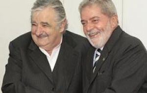 An admirer of Lula da Silva, Mujica (L)  promises more integration with Mercosur