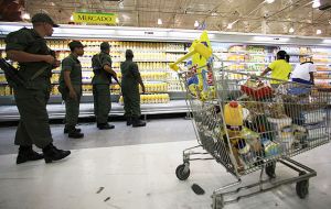Venezuelans crowd outside shops (Photo AP)