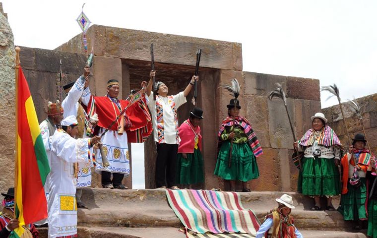 At the Akapana pyramid the Bolivian president was handed the baton of leadership