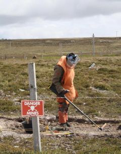 De-mining expert working in Falklands&rsquo; peaty soil in search of minimum metal mines 