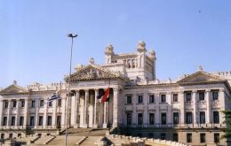 The budget deficit and a massive influx of foreign capital distorted Uruguay’s finances in the electoral year 2009