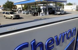 Chevron led after saying its oil refineries returned to profitability 