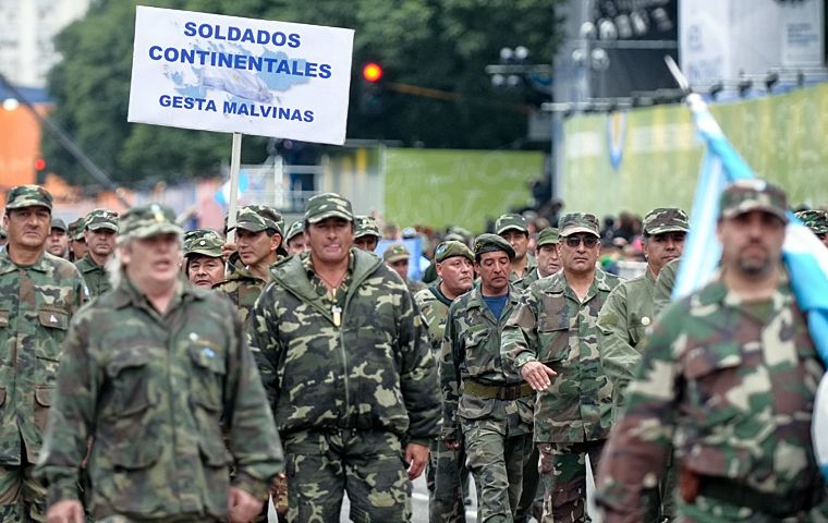 Malvinas veterans joined the celebrations and received enthusiastic support 
