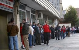 Long queues looking for summer jobs in Spain 