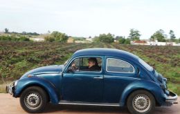 Pte. Mujica driving his old blue Fusca (Photo El Pais)