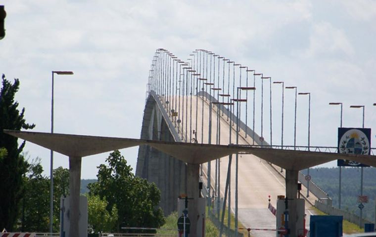 The San Martin bridge that links Gualeguaychú with Fray Bentos, next to the Botnia/UPM pulp mill