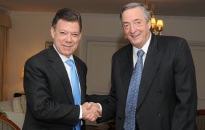 The former Argentine president with Colombia’s Santos (L) 