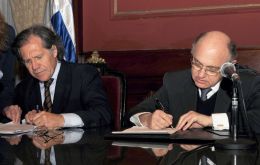 Almagro and Timerman during the signing of the agreement 