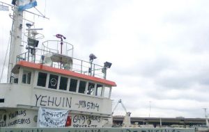 The Audax II, originally the “Yehuin” covered in graffiti (Pic El Malvinense)