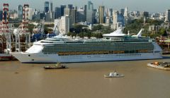 Docking space for four cruises and facilities to handle 12.000 visitors 