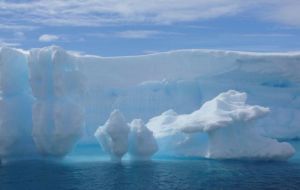 Mega-icebergs dump billions of litres of freshwater 
