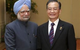 Prime Minister Manmohan Singh and Chinese Premier Wen Jiabao: 2.5 billion shake hands 