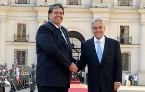 Presidente Piñera welcomes his counterpart Garcia (L)
