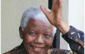 Mandela spends second night in hospital 