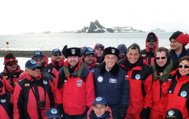 The Chilean president with his Ecuadorian peer visit Antarctica 