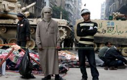 Tahrir square under protection from Army tanks, probably the most respected institution in Egypt (Photo El Pais/MADRID)