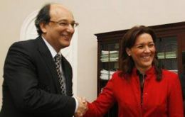 Ms Gemma Araujo, the Socialist candidate for Mayor of La Linea with Chief Minister Peter Caruana (Photo: Gilbraltar Chronicle) 