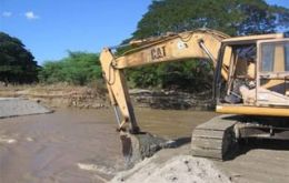 In spite of Carnival, heavy equipment has begun to level ground next to the Xingú River 