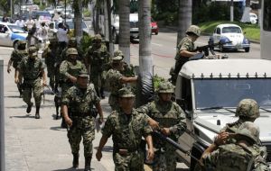 Some of the 50.000 Mexican troops patrolling the streets of the country’s main cities 