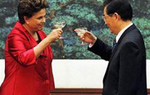 Presidents Rousseff and Ju Hintao toast at the Great Hall of the Peoples (Photo AP)