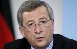 Jean-Claude Juncker, head of the group of Euro zone finance ministers described the version as “stupid” (Photo AP)<br />

