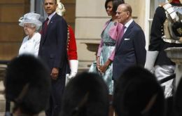 President Obama and Michelle meet Queen Elizabeth and Prince Phillip (Photo Reuters)