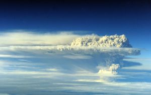 The Chilean volcano ashes are hovering at 5.000 metres height