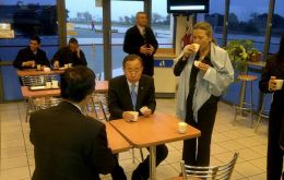 The UN Secretary General and Mrs Ban Ki-moon having breakfast at an Argentine highway cafeteria (Photo PERFIL)