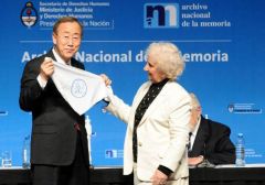 The UN Secretary General was gifted with a white scarf, symbol of the Mothers of Plaza de Mayo (Photo DyN)   